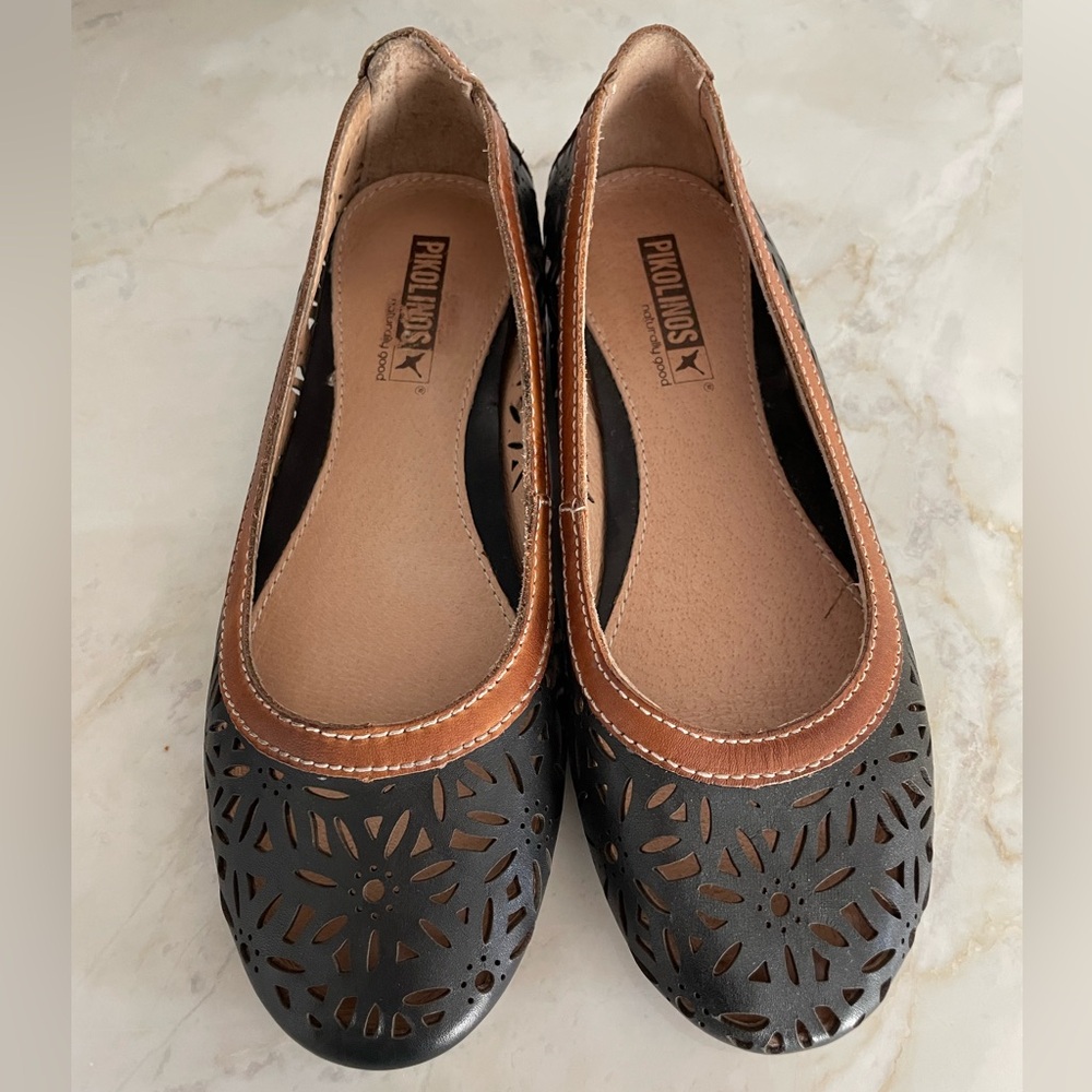 Ladies Pikolinos black & tan leather flats